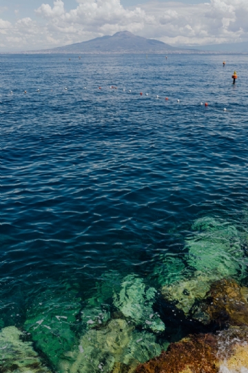 色彩意境 kaboompics_View of the Italian volcano Vesuvius across the Bay of Naples from Sorrento, Italy-2.jpg