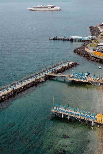 蓝色 kaboompics_View of the sea and the beaches of Sorrento, Italy.jpg