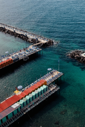 蓝色 kaboompics_View of the sea and the beaches of Sorrento, Italy-2.jpg