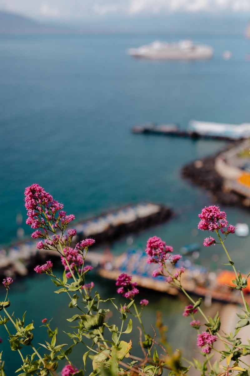 kaboompics_View of the sea, yacht and umbrella pier in Sorrento, Italy.jpg 方案配图,色彩意境,蓝色,