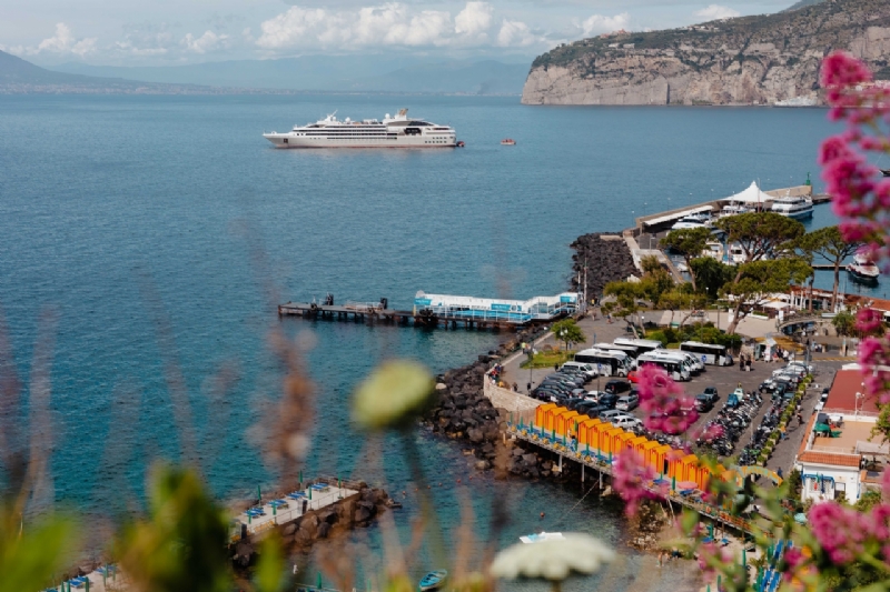 kaboompics_View of the sea, yacht and umbrella pier in Sorrento, Italy-2.jpg 方案配图,色彩意境,蓝色,