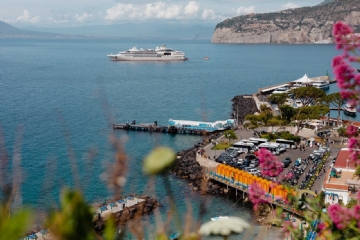 蓝色 kaboompics_View of the sea, yacht and umbrella pier in Sorrento, Italy-2.jpg