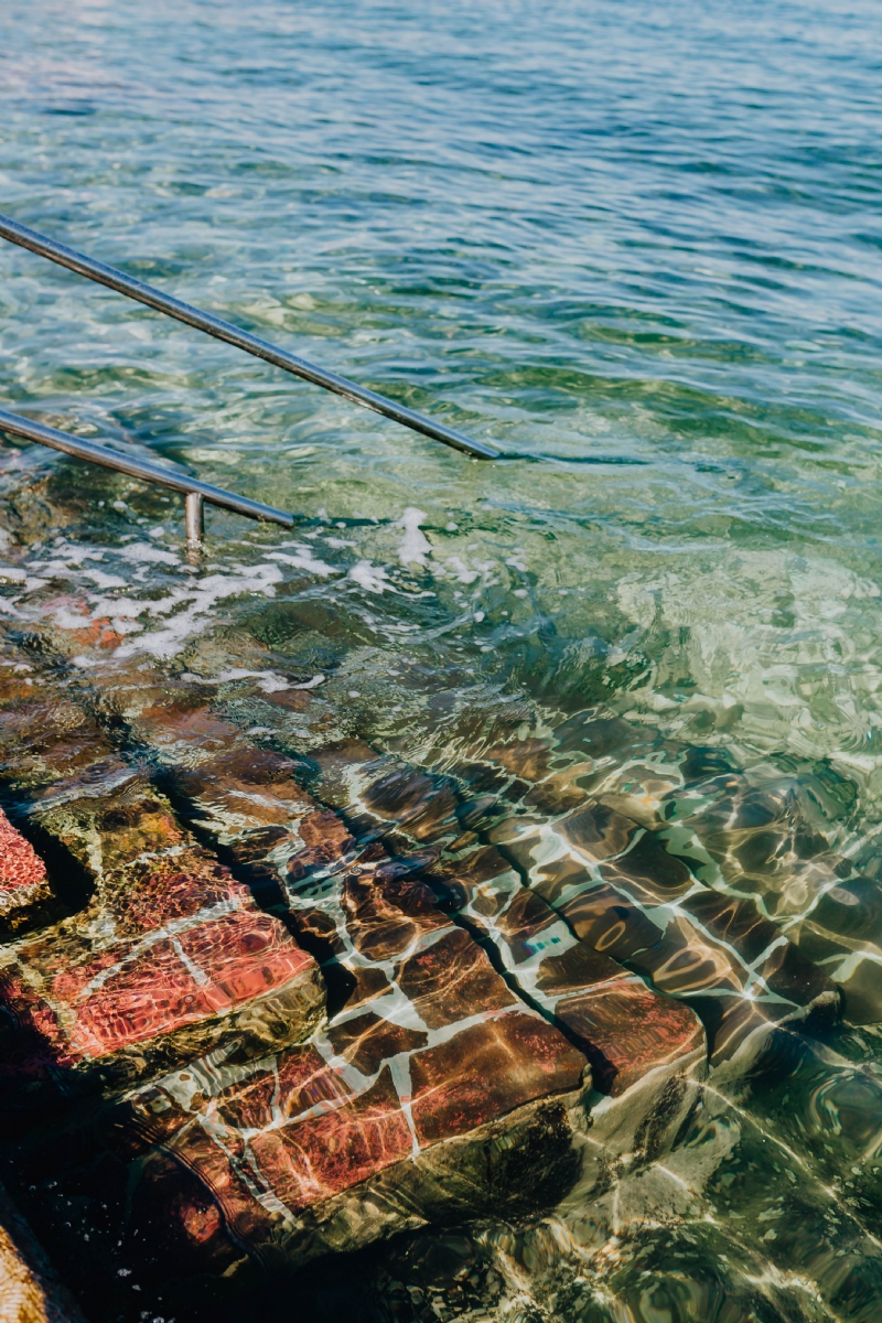 kaboompics_View of the turquoise sea in Isola, Slovenia. Stairs to the water..jpg 方案配图,色彩意境,蓝色,