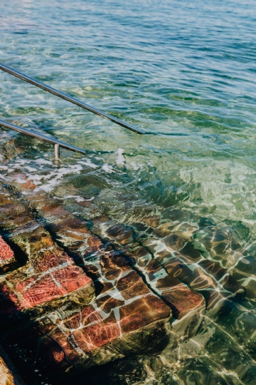 蓝色 kaboompics_View of the turquoise sea in Isola, Slovenia. Stairs to the water..jpg