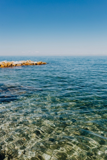 蓝色 kaboompics_View of the turquoise sea in Isola, Slovenia..jpg