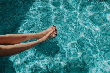 蓝色 kaboompics_Women's legs in the pool.jpg