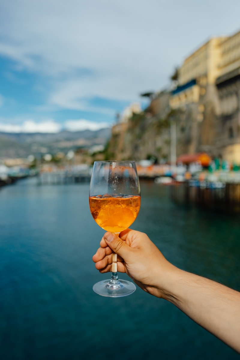 kaboompics_Aperol Spritz cocktail drink.jpg 方案配图,格调渲染,唯美梦幻,