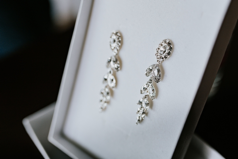 kaboompics_Beautiful diamond earring in a box.jpg 方案配图,格调渲染,唯美梦幻,