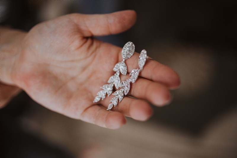 kaboompics_Beautiful diamond earring on a hand.jpg 方案配图,格调渲染,唯美梦幻,