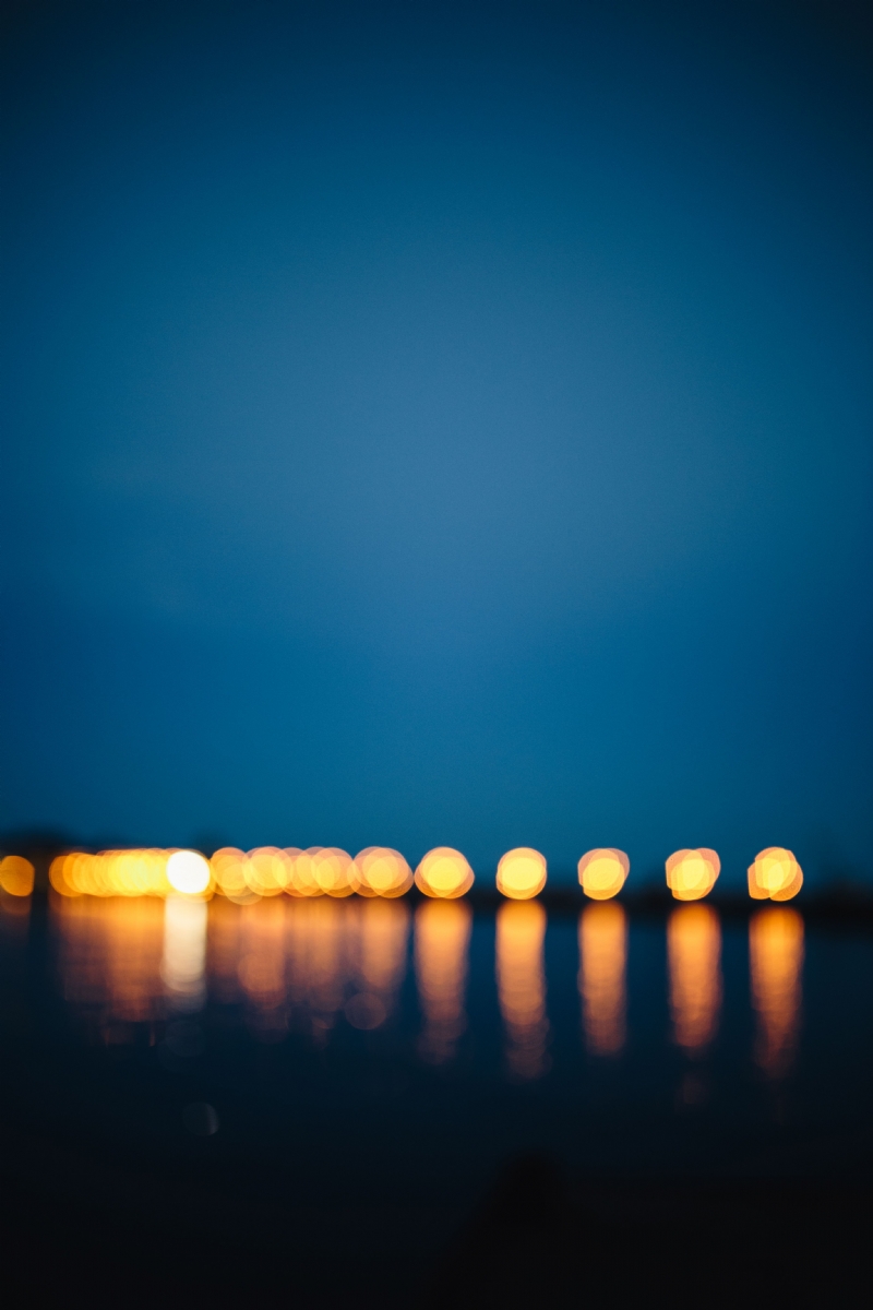 kaboompics_Blurred city lights reflected in the water at night.jpg 方案配图,格调渲染,唯美梦幻,
