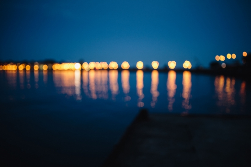kaboompics_Blurred city lights reflected in the water at night-2.jpg 方案配图,格调渲染,唯美梦幻,