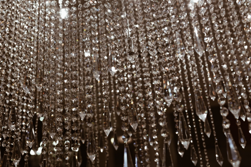 kaboompics_Close up of crystal chandelier.jpg 方案配图,格调渲染,唯美梦幻,