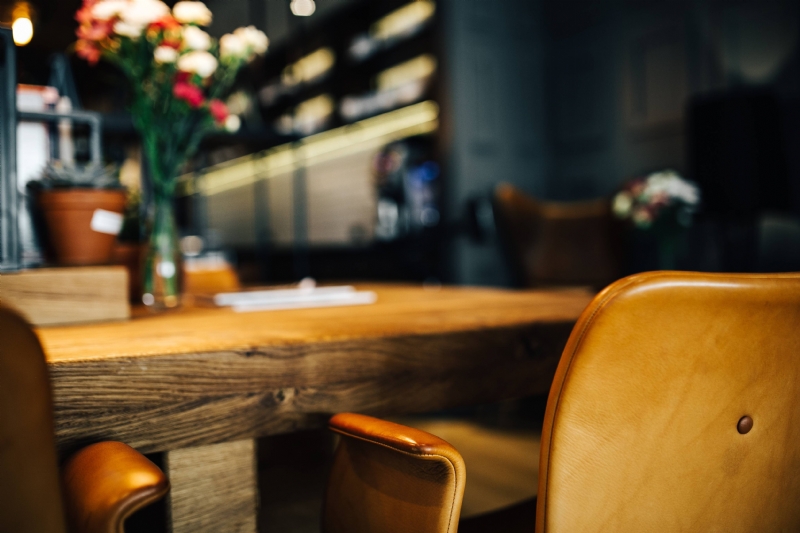 kaboompics_Closeup of Leather Dining Chair Primum - Bent Hansen.jpg 方案配图,格调渲染,唯美梦幻,