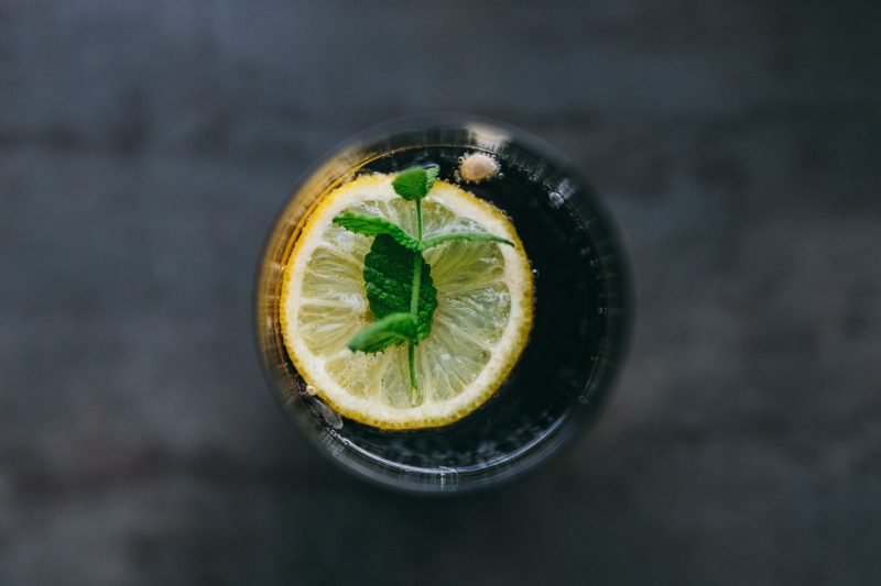 kaboompics_Closeup of lemon and mint with water.jpg 方案配图,格调渲染,唯美梦幻,