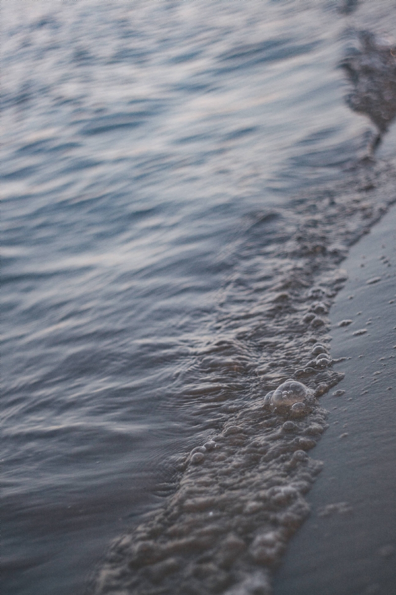 kaboompics_Close-up of water on a beach.jpg 方案配图,格调渲染,唯美梦幻,