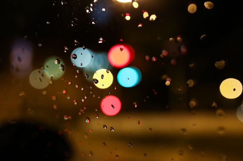 kaboompics_Colourful city lights through a wet car window.jpg 方案配图,格调渲染,唯美梦幻,