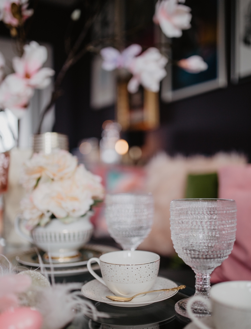 kaboompics_Cup and glass dishware on the glass table.jpg 方案配图,格调渲染,唯美梦幻,