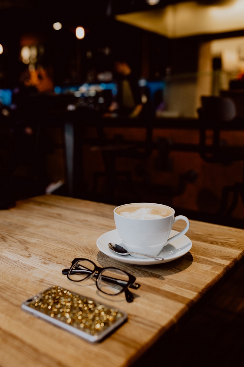 kaboompics_Cup of coffee on table in cafe, iPhone mobile, glasses.jpg 方案配图,格调渲染,唯美梦幻,
