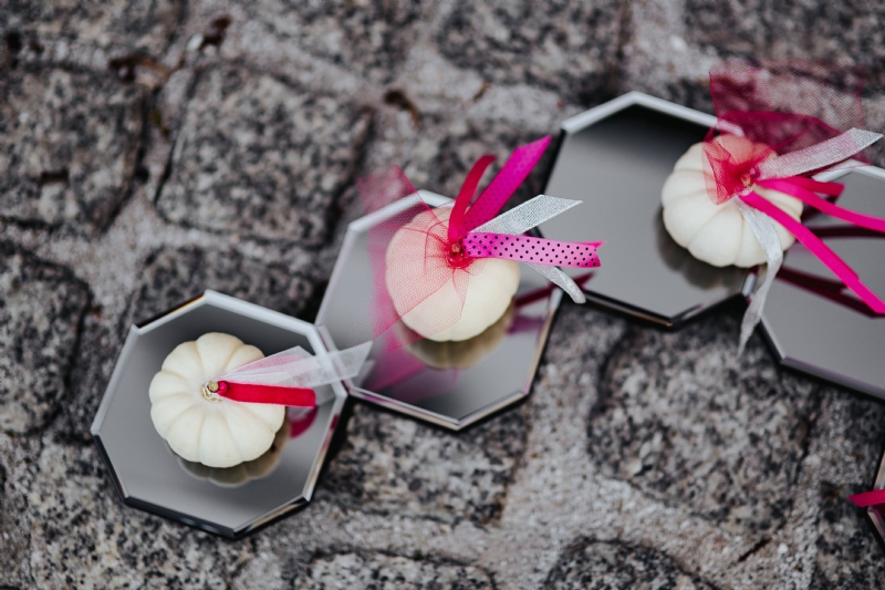 kaboompics_Decorative white pumpkin trinkets with ribbons on the floor.jpg 方案配图,格调渲染,唯美梦幻,