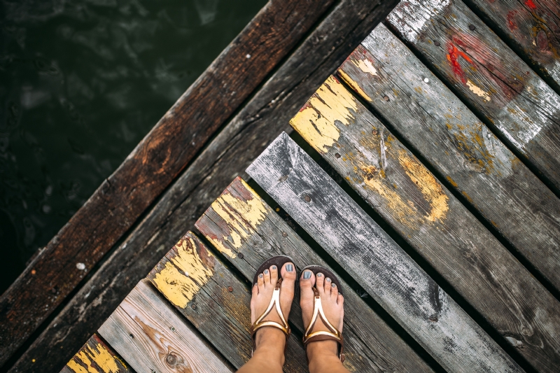 kaboompics_Detail of the legs of a woman standing at the edge of the pier.jpg 方案配图,格调渲染,唯美梦幻,