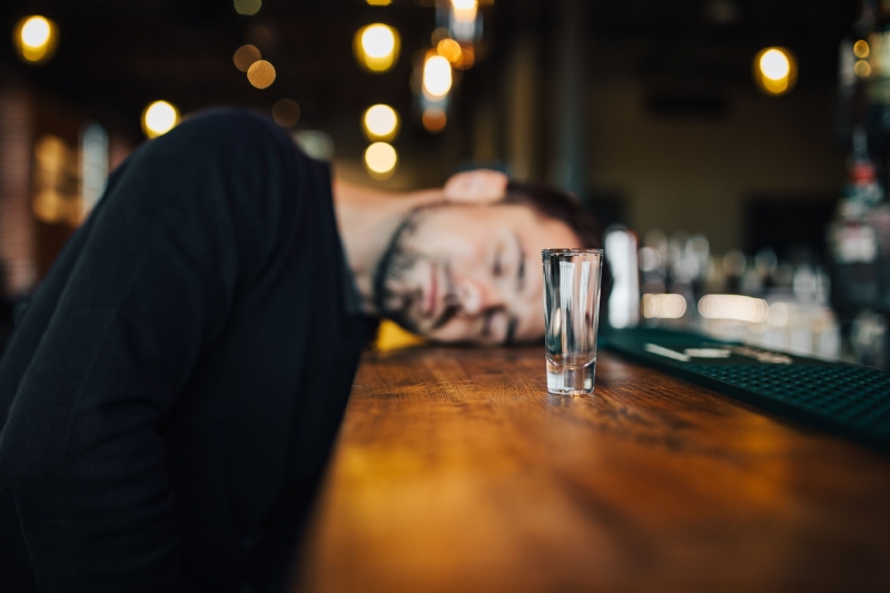 kaboompics_Drunk and unconscious man lying on a counter in a classy bar.jpg 方案配图,格调渲染,唯美梦幻,