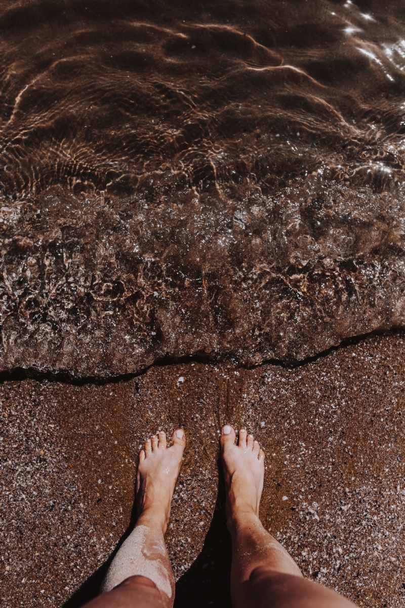 kaboompics_Female legs in the sand.jpg 方案配图,格调渲染,唯美梦幻,