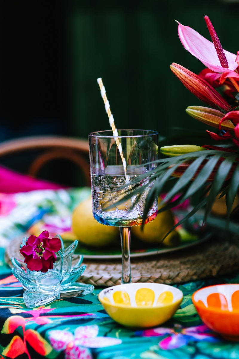 kaboompics_Glass, Straw, Drink.jpg 方案配图,格调渲染,唯美梦幻,