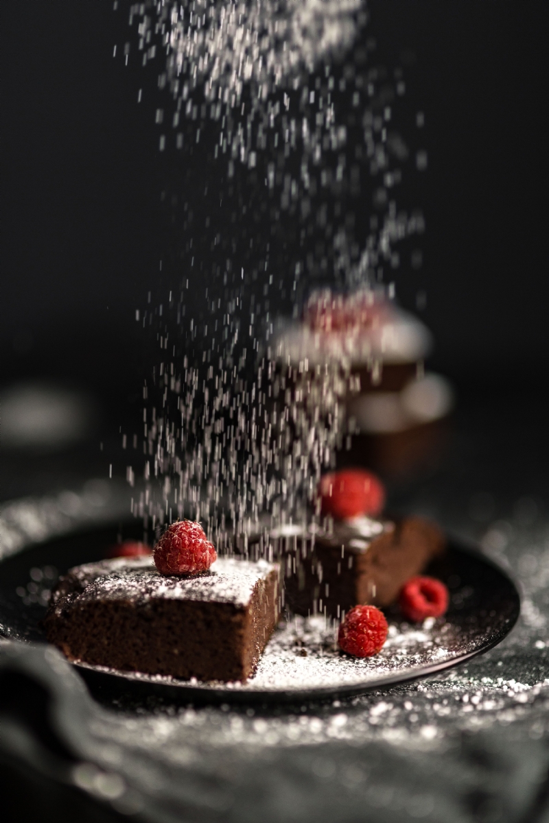 kaboompics_GLUTEN-FREE, RED BEAN BROWNIE WITH PEANUT BUTTER.jpg 方案配图,格调渲染,唯美梦幻,