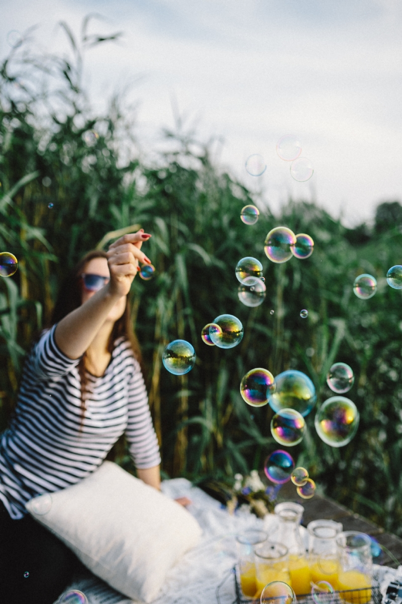 kaboompics_Having fun with soap bubbles in the nature.jpg 方案配图,格调渲染,唯美梦幻,