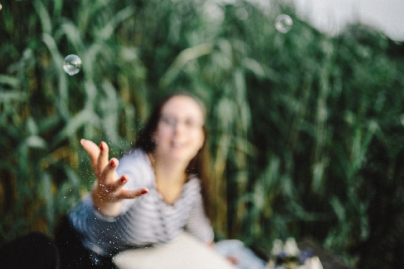 kaboompics_Having fun with soap bubbles in the nature-2.jpg 方案配图,格调渲染,唯美梦幻,