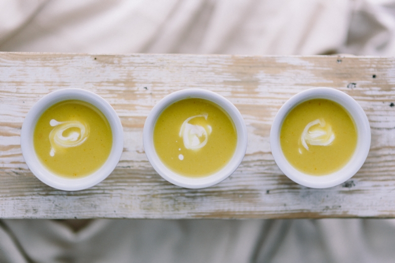 kaboompics_Leek and potato soup with bread.jpg 方案配图,格调渲染,唯美梦幻,