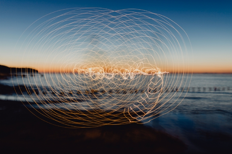 kaboompics_Light painting. The man waving fairy lights at the sea at sunset.-2.jpg 方案配图,格调渲染,唯美梦幻,