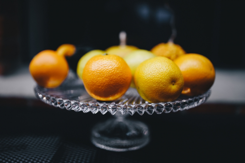 kaboompics_Oranges on a crystal plate.jpg 方案配图,格调渲染,唯美梦幻,