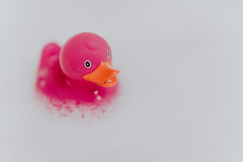 kaboompics_Pink rubber ducky in foam.jpg 方案配图,格调渲染,唯美梦幻,