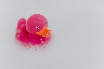 唯美梦幻 kaboompics_Pink rubber ducky in foam.jpg