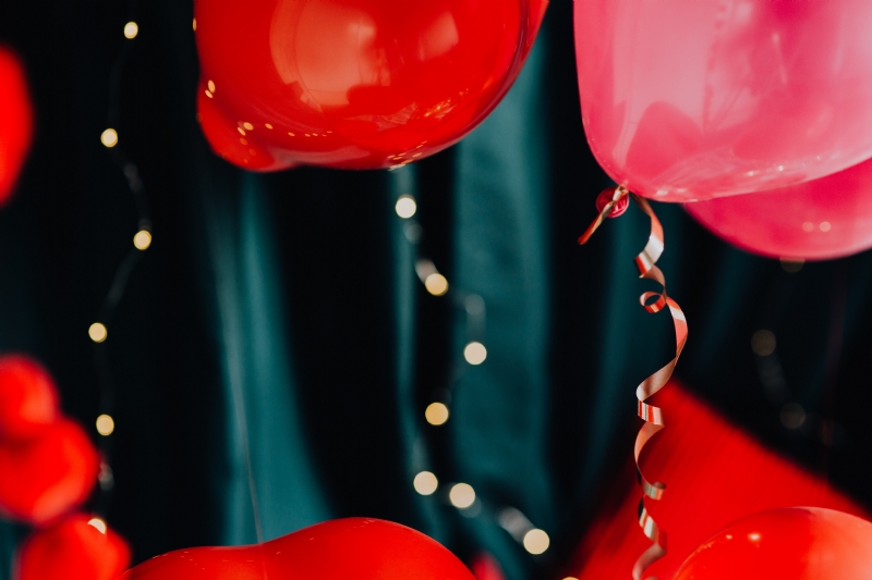 kaboompics_Red Balloons and Decorations for Valentine's Day.jpg 方案配图,格调渲染,唯美梦幻,