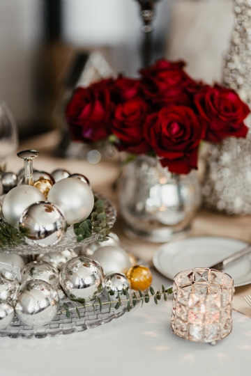 唯美梦幻 kaboompics_Silver Christmas tree balls on the stand, candle holder and red roses in a silver vase on the table.jpg