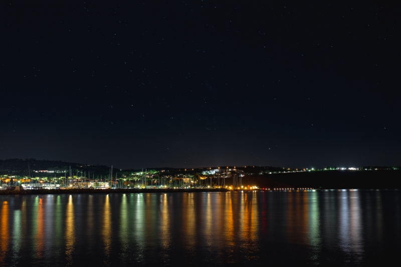 kaboompics_Starry sky at night over the marina, Izola, Slovenia.jpg 方案配图,格调渲染,唯美梦幻,