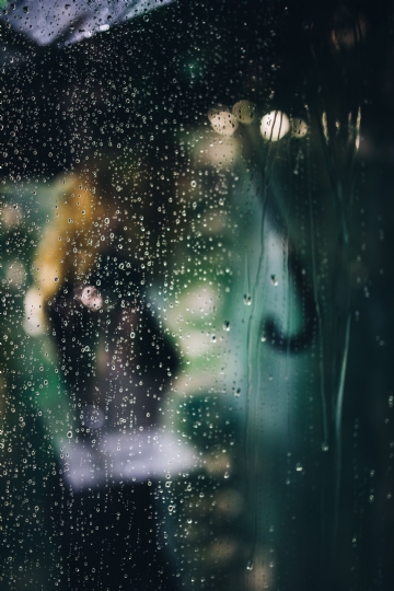 唯美梦幻 kaboompics_Water drops of rain on glass.jpg