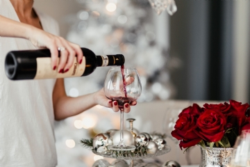 浪漫 kaboompics_A woman pours red wine into a glass.jpg