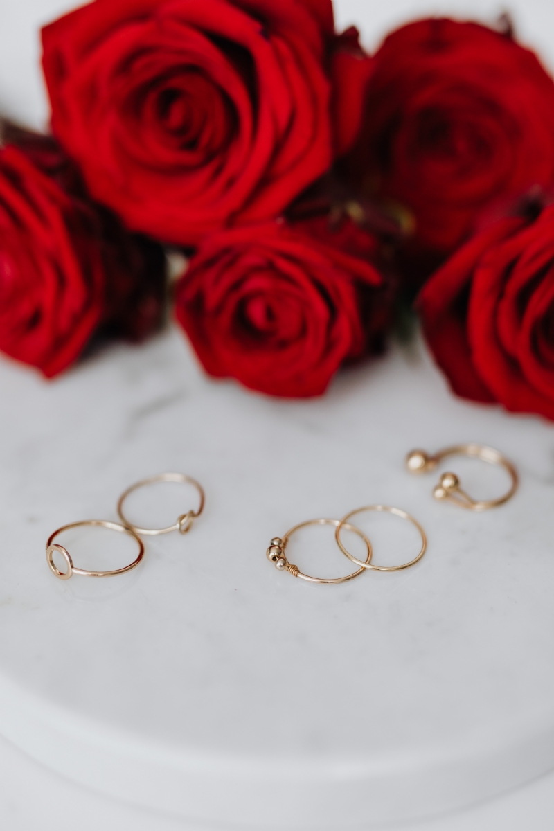 kaboompics_Red roses and gold rings on white marble.jpg 方案配图,格调渲染,浪漫,