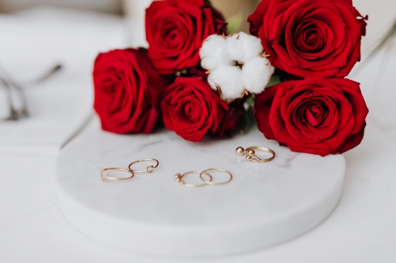 kaboompics_Red roses and gold rings on white marble-2.jpg 方案配图,格调渲染,浪漫,