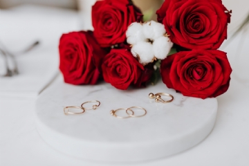 浪漫 kaboompics_Red roses and gold rings on white marble-2.jpg