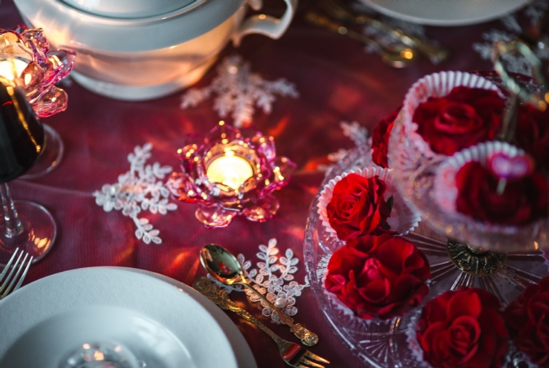 kaboompics_Table Decorations for Valentine_ Red Roses and Canle.jpg 方案配图,格调渲染,浪漫,