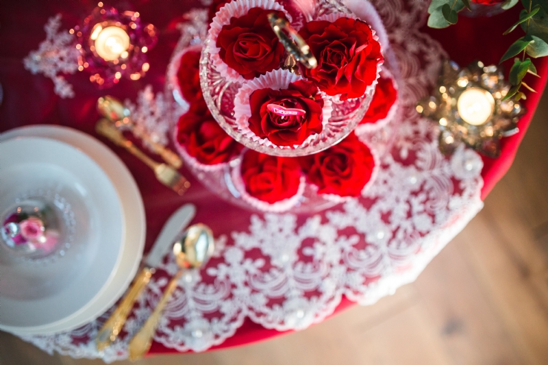 kaboompics_Table Decorations for Valentine_ Red Roses.jpg 方案配图,格调渲染,浪漫,