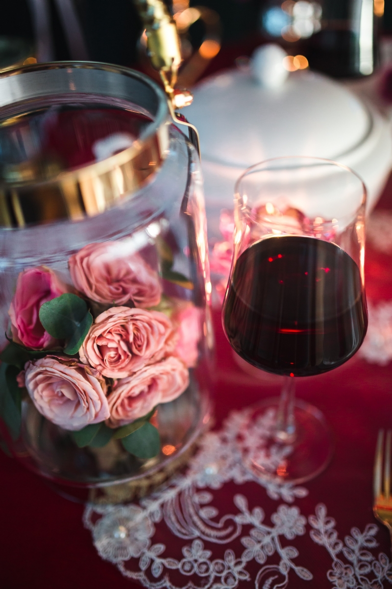 kaboompics_Table Decorations for Valentine_ Red Wine and pink roses.jpg 方案配图,格调渲染,浪漫,