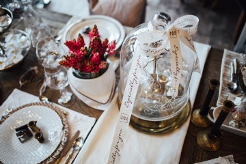 浪漫 kaboompics_Table decorations with golden motifs and red flowers.jpg