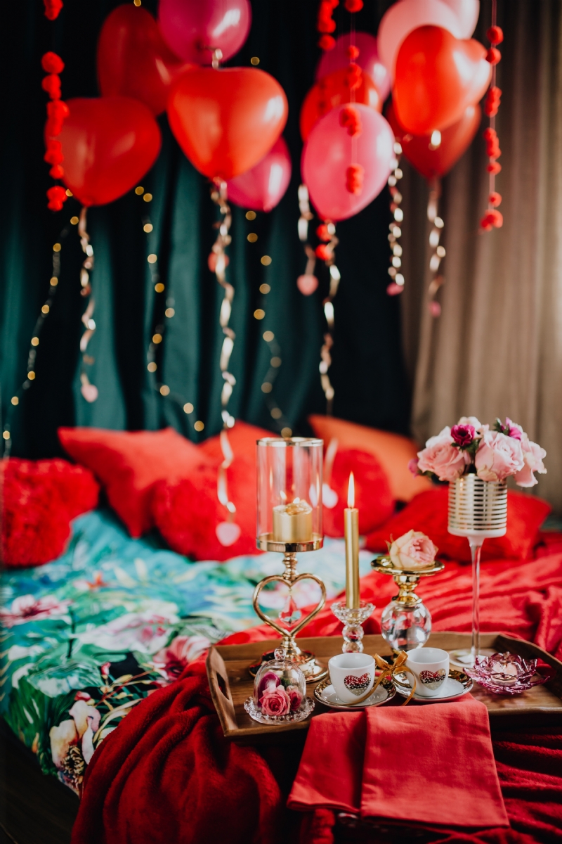 kaboompics_Valentine's Day Breakfast in Bed_ Coffee, flowers, tray, balloons.jpg 方案配图,格调渲染,浪漫,