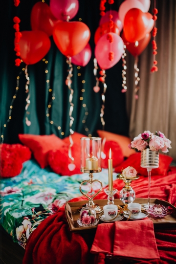 浪漫 kaboompics_Valentine's Day Breakfast in Bed_ Coffee, flowers, tray, balloons.jpg