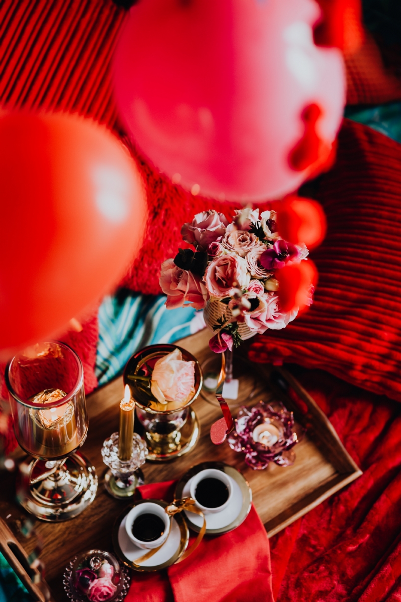 kaboompics_Valentine's Day Breakfast in Bed_ Coffee, flowers, tray, pillows, balloons,.jpg 方案配图,格调渲染,浪漫,